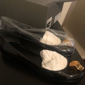 Alexander McQueen black flats with gold skull